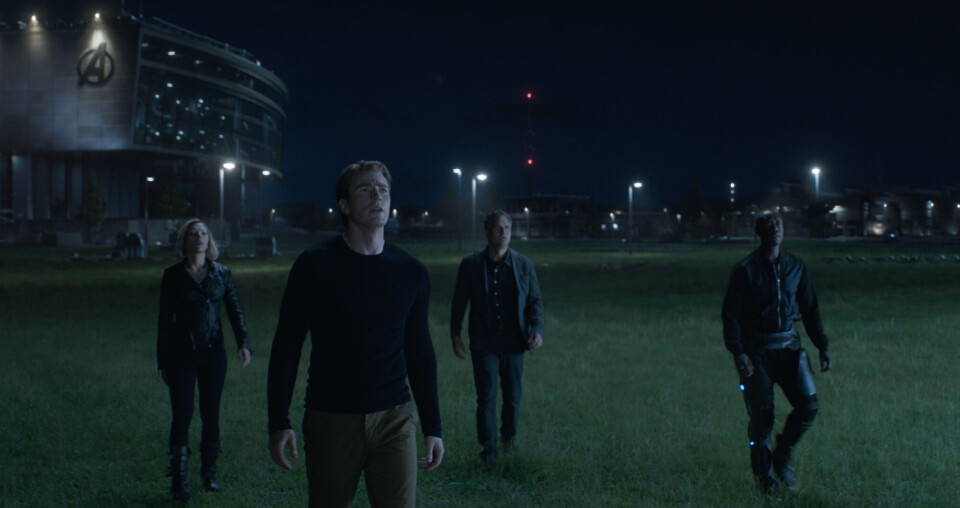 PÅ DET GRØNNE GRESS: Black Widow (Scarlett Johansson), Captain America (Chris Evans), Bruce Banner aka Hulken (Mark Ruffalo) og James Rhodes aka War Machine (Don Cheadle)