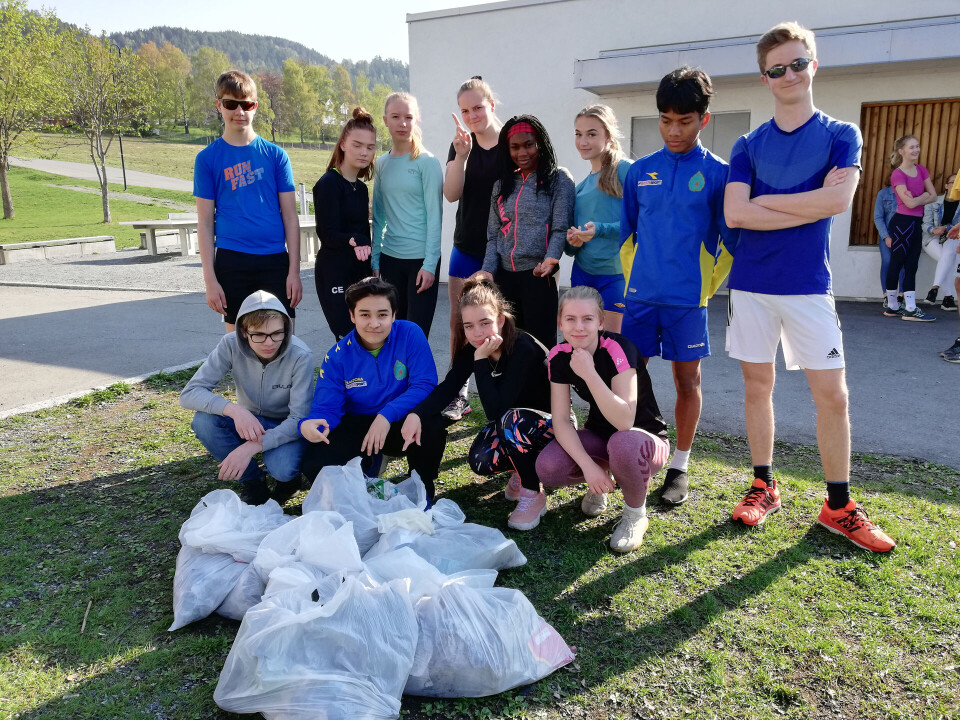 KLIMA OG MILJØ: Nederst (f.v.): Tobias Trillhus, Khesia Monthian, Elise Larsen og Frida Eigeland. Øverst (f.v.): Jonas Berg, Celine Engen, Andrine Lunde Thoresen, Frida Nilsen, Veronia Mateus, Emilie Hereid Solberg, Visit Kitnuman og Mikael Skrivervik