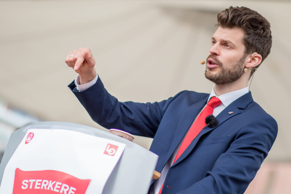 Talen var fyllt av både humor og klare budskap - og så ut til å gå rett hjem hos et venstre-orientert publikum. Listhaug var ikke veldig imponert over retorikken fra Moxnes og utsagnet om «First House-elite», og mener Rødt-lederen bør se seg selv i speilet.