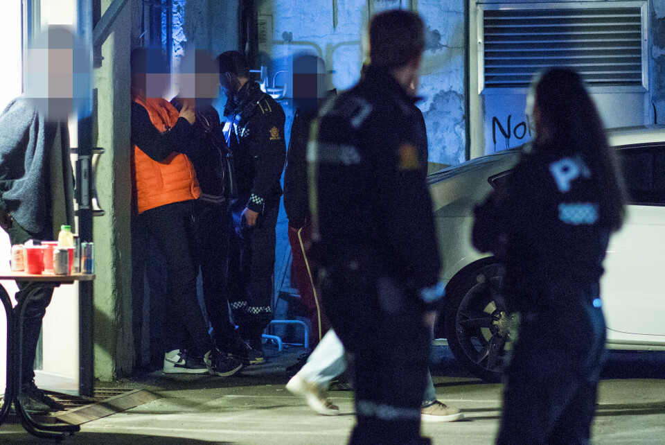 Festlighetene skal også ha resultert i flere naboklager til politiet som følge av støy. Til slutt fikk en del av festdeltakerne anmodning av politiet om å bryte opp og fortsette et annet sted, men et 30-talls personer fikk fortsette under visse forutsetninger.
