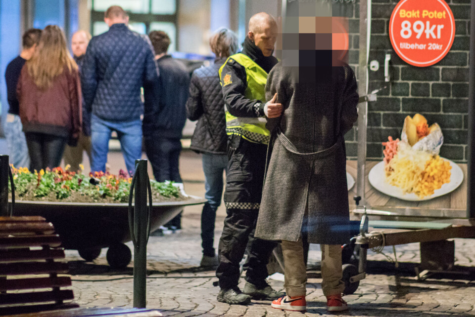 Men mannen nektet å ta pålegget inn over seg, langt mindre forlate stedet.