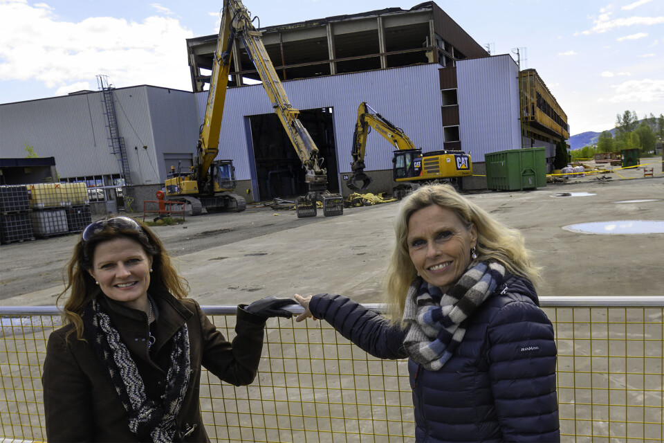Cathrine M. Lofthus i Helse Sør-Øst RHF (t.v,) og Lisbeth Sommervold i Vestre Viken HF ga grønt lys for rivestart på Brakerøya tirsdag.