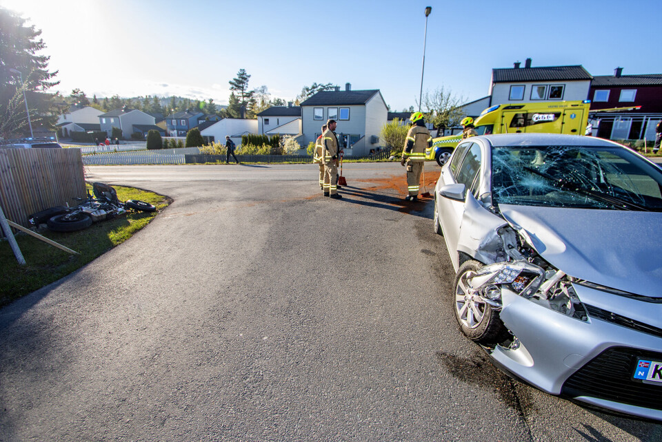 STORE SKADER: Både bil og motorsykkel måtte hentes av bergingsbil.