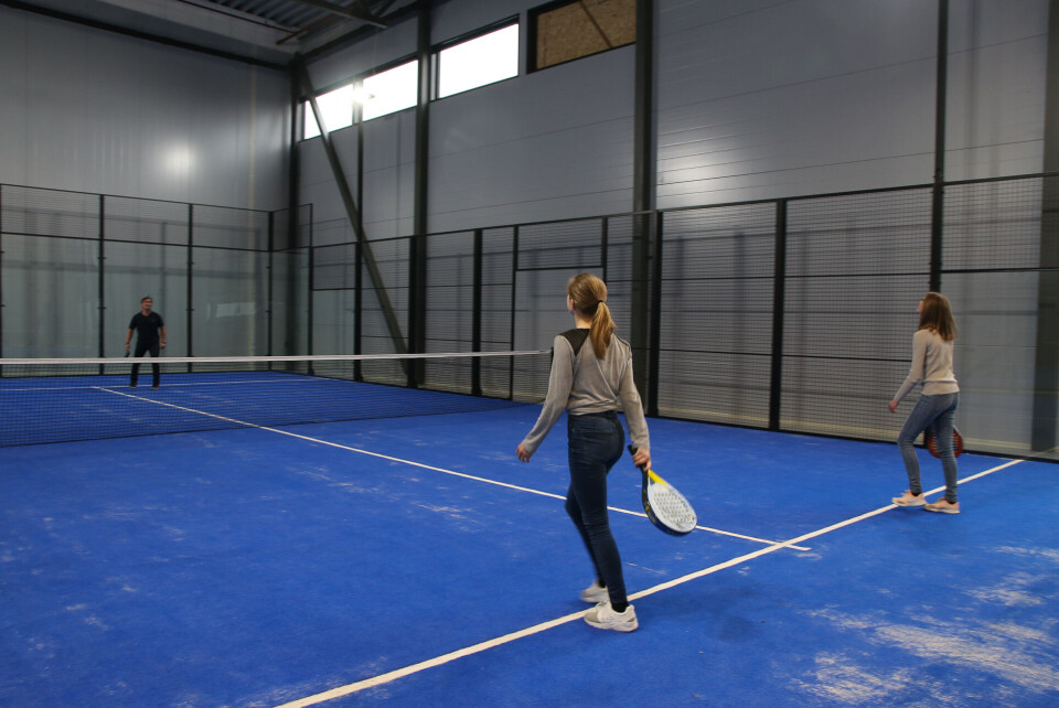 Kunstgrus-banene er på størrelse som en tredjedel av en tennisbane, innrammet av glassvegger