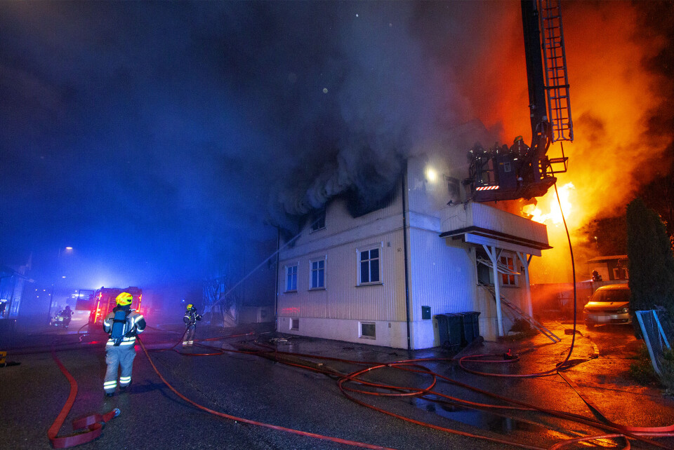 Ni nabohus ble evakuert på stedet, og hele gaten var full av folk og nødetater. Brannen spredde seg deretter kjapt til nabohuset. En stund senere meldte politiet at brannen hadde spredd seg til et tredje hus. To av husene var etter kort tid allerede å anse som totalskadd.