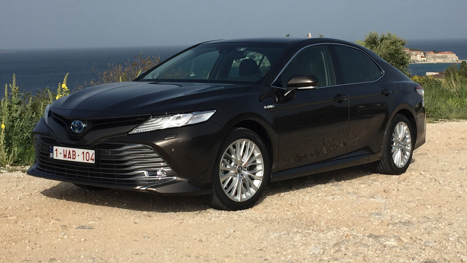 Toyota var nesten alene på hybridlista i april, og sto bak ni av ti biler med denne drivlinjen. Dette er nye Camry, som nå gjør comeback etter å ha vært borte fra markedet i 15 år.