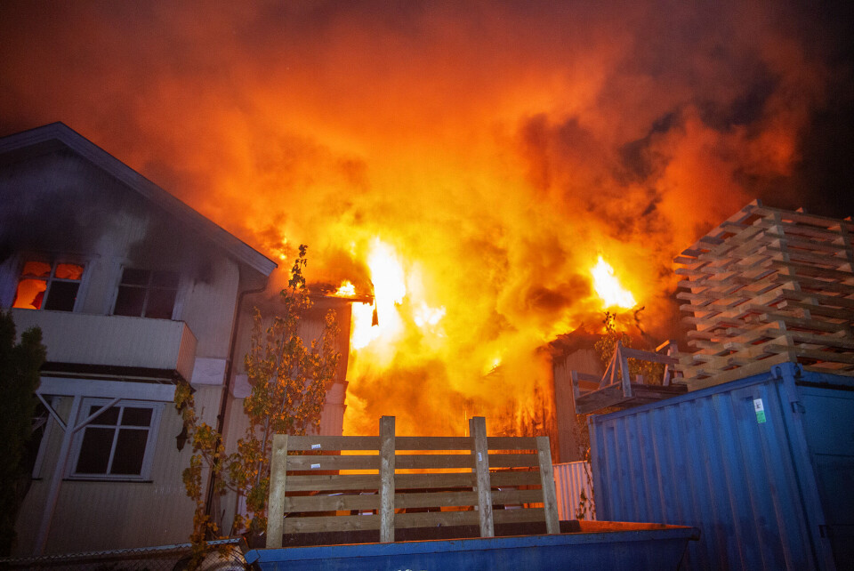 To personer omkom i storbrann på Lierstranda - flere hus totalskadd