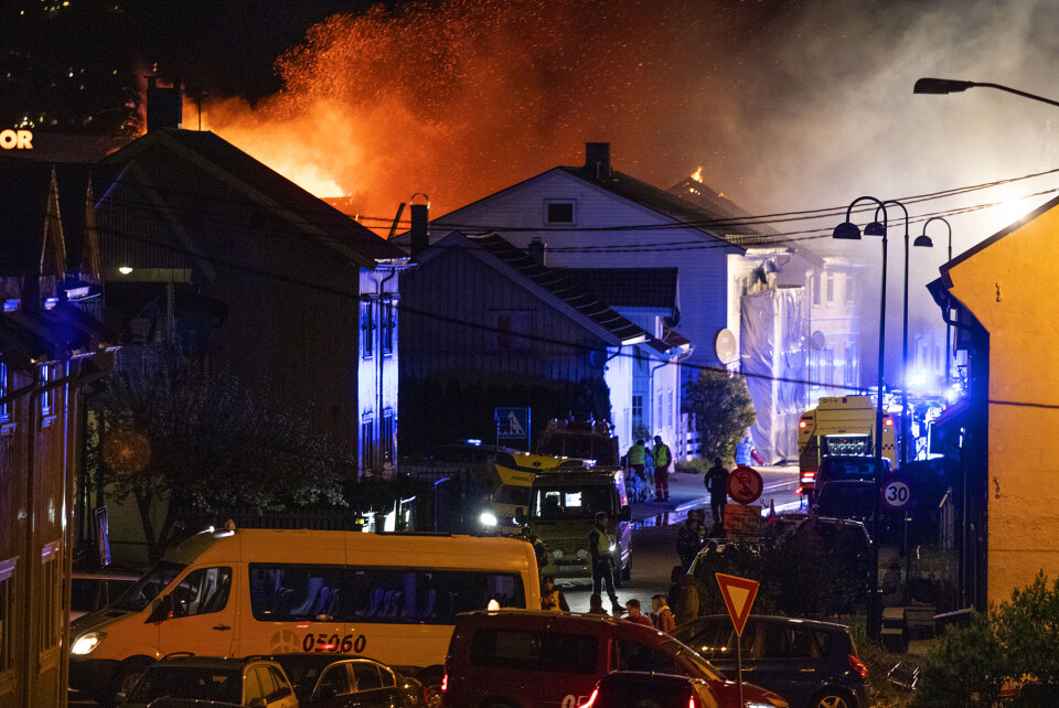 Etter hvert ble det også svært aggressiv stemning overfor politiet og brannvesenet fra noen som skal ha hatt tilknytning til adressen . På et tidspunkt brøt det også ut håndgemeng mellom disse og andre personer på stedet i kategorien «skuelystne», som filmet med mobiltelefoner.