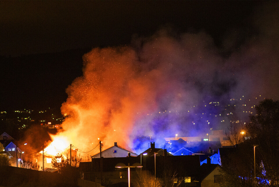 SØNDAG MORGEN: Politiet har sperret av området med sperrebånd. (FOTO: LESERBILDE)