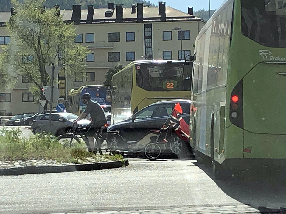 KORK: Også i sentrum var det kaos - både for buss og bil. (FOTO: ALEXANDER JANSEN / DRM24)