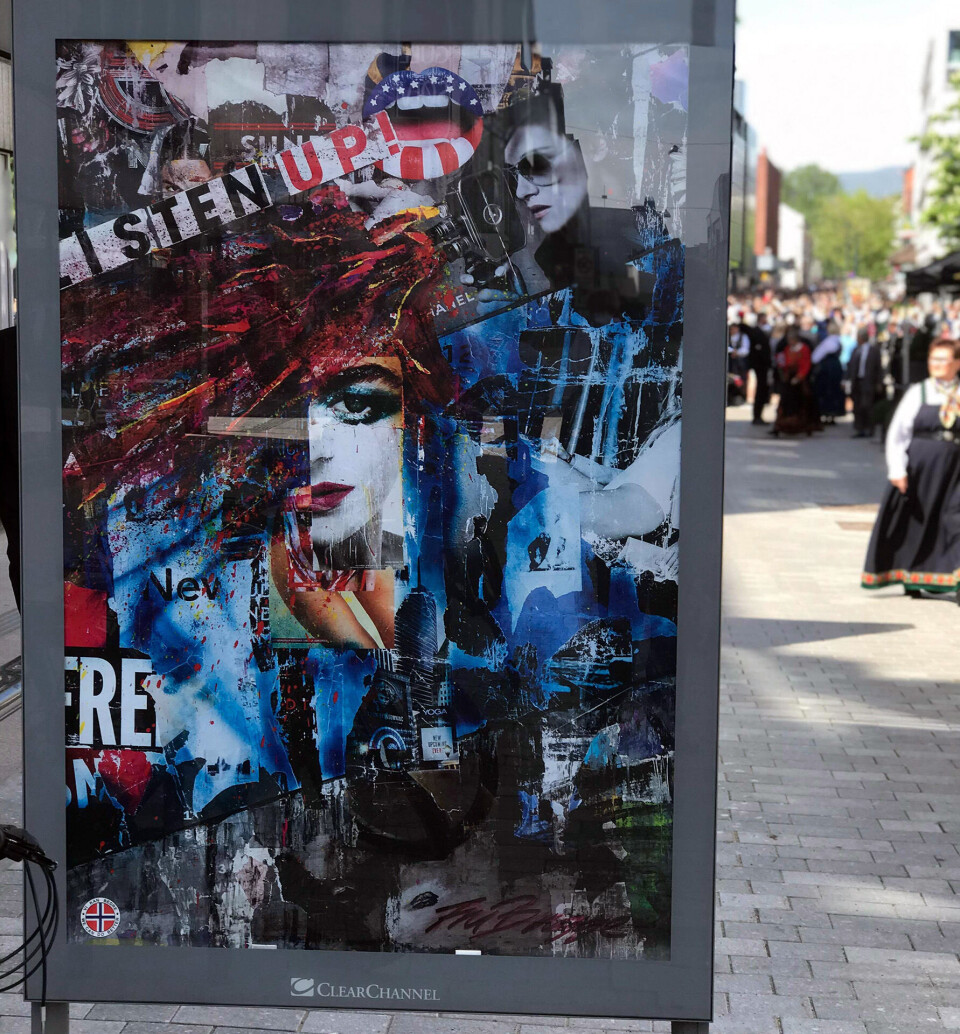 17. MAI I DRAMMEN: Street-art med mystisk avstender montert i reklameboks.