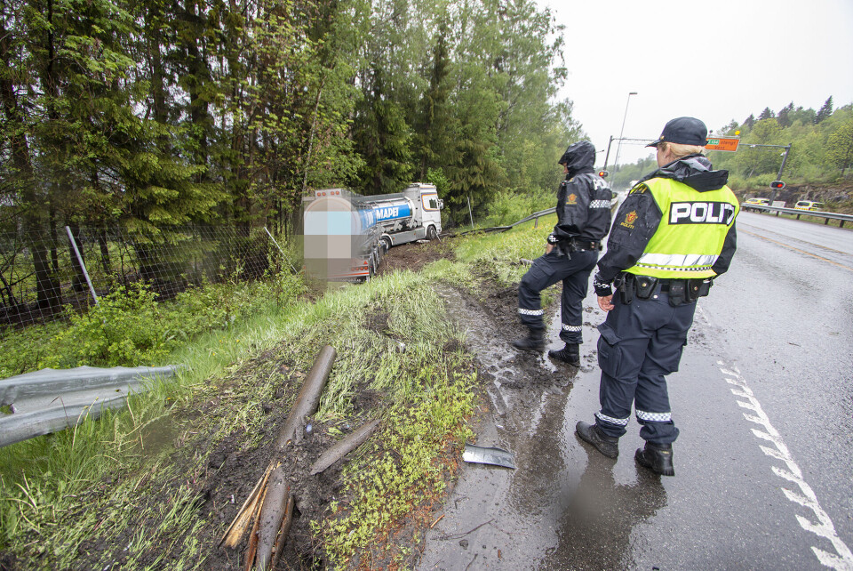 KUNNE GÅTT ILLE: Ifølge politiet er det snakk om førerfeil og ikke dekkeksplosjoner eller annet som forårsaket denne utforkjøringen.