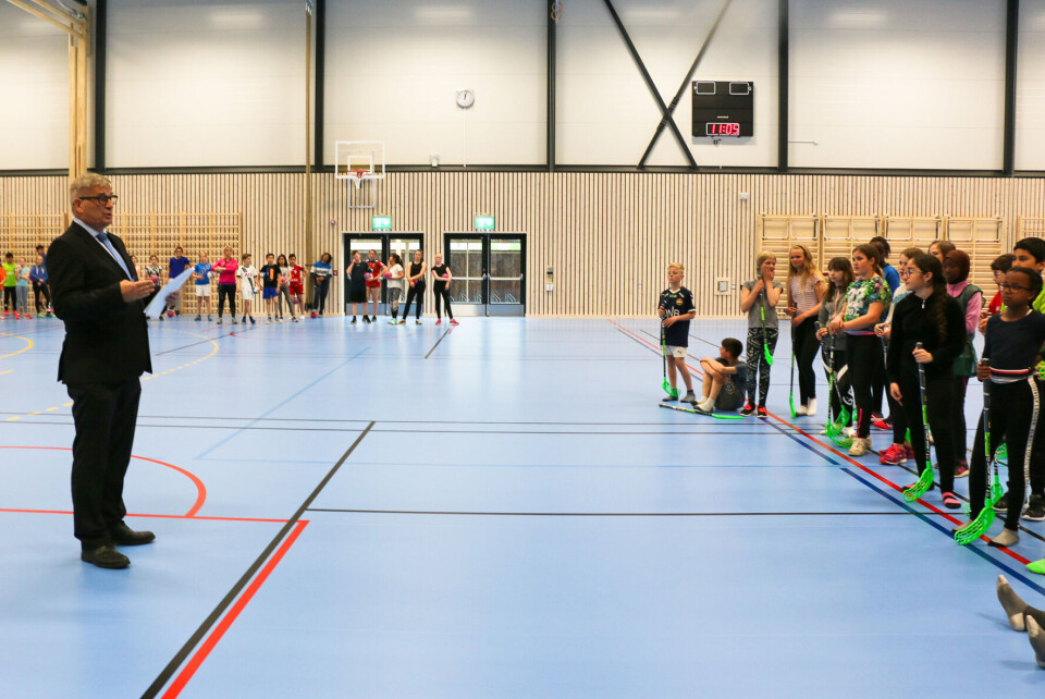 De totalt 540 elevene ved Brandengen Skole syntes det er gøy med ny gymsal. - Dette er byens gave til dere, ta godt vare på den, sa ordføreren til elvene.