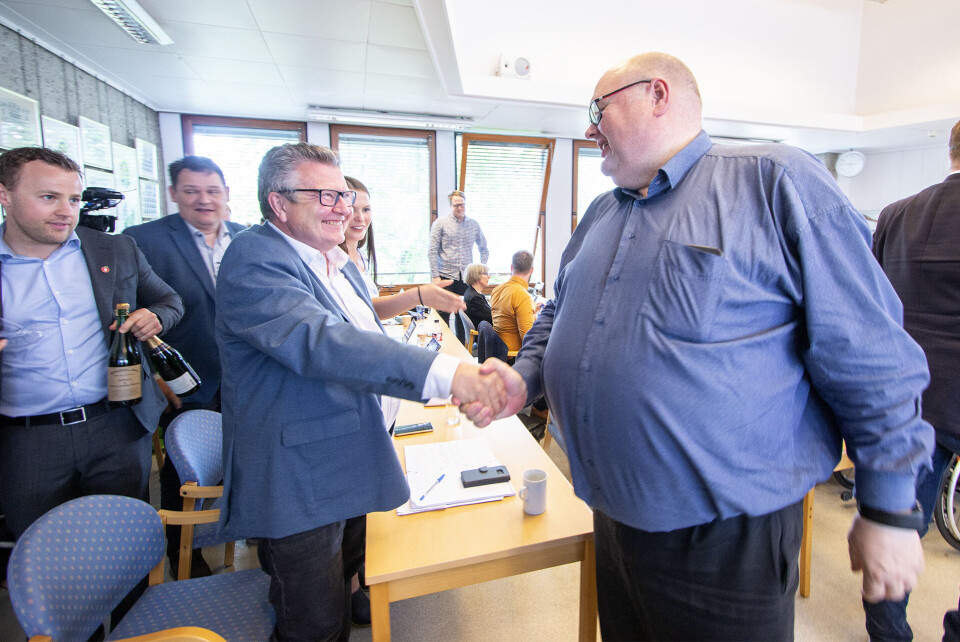 VEL BLÅST: Frps Knut Gjerde (t.v.) og Høyres Tor Tveter (t.h.) ga BBP2 nådestøtet, og utvekslet et hjertelig håndtrykk for å ha sikret flertall mot bom. Bak er Lavrans Kierulf (Frp) klar med champisen.
