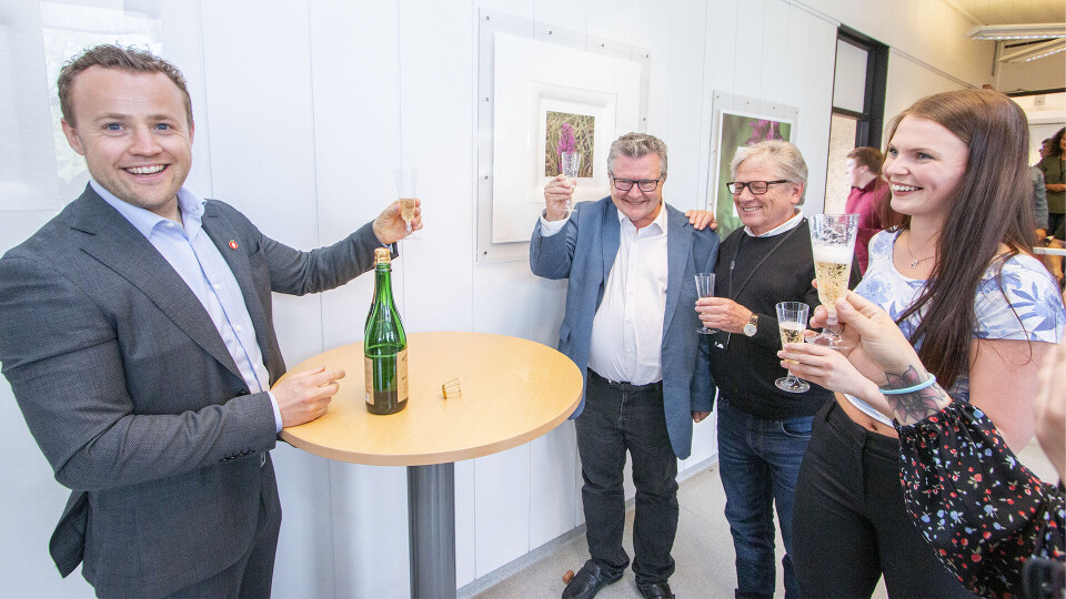 SKÅL: Kristin og pappa Knut Gjerde skålte med partikollega Lavrans Kierulf (bak) som hadde medbragt sprudlende drikke i anledning dagen.