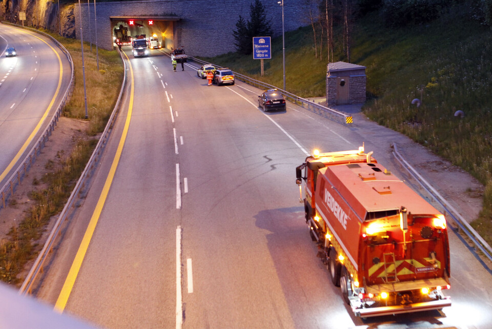 Ifølge politiet ville tunnelen bli stengt i lengre tid - og ble gjenåpnet ved 0200-tiden natt til torsdag.STENGT: Her pågår det arbeider i tunnelen sent onsdag kveld (FOTO: JOAKIM FJELDLI / DRM24)