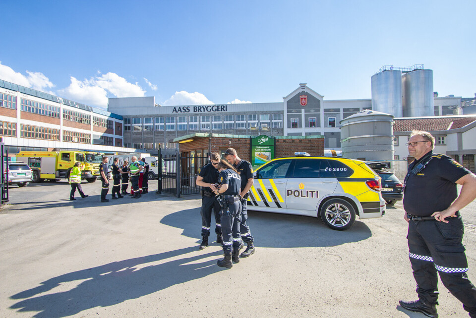 I KØ FOR ÅPNINGSTILBUD: Varehussjef Amund Tandberg (t.h.) hadde en travel formiddag i kassa sammen med kollegaene. Kristoff Stepinski (t.v.) var en av mange som benyttet anledningen.