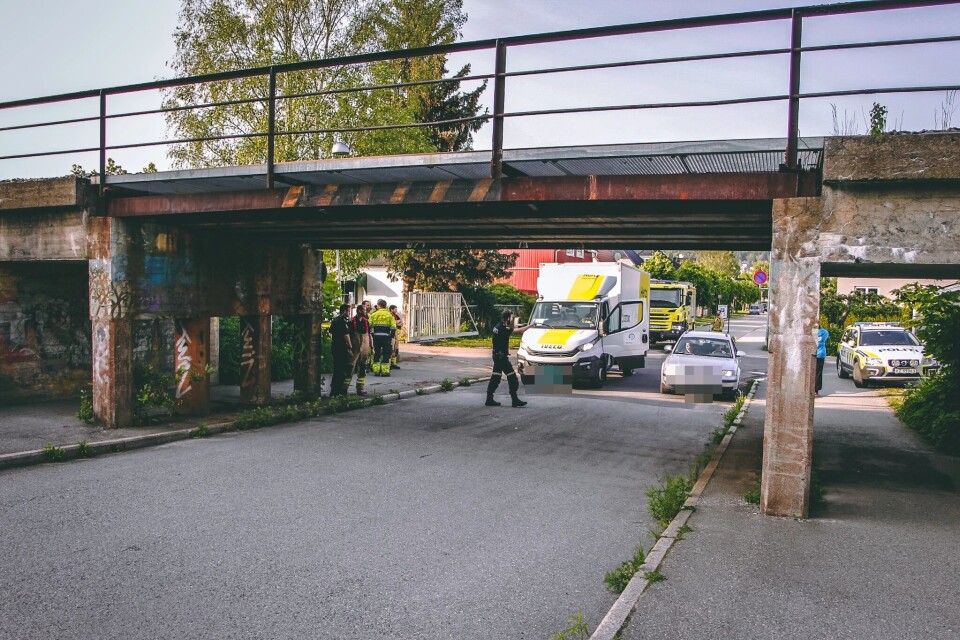 VAR FOR HØY: Krasjen førte ikke til nevneverdige skader på verken brua eller bilen.
