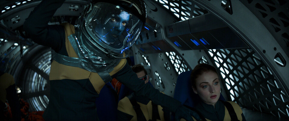 I VERDENSROMMET: Nightcrawler (Kodi Smit-McPhee) og Jean Grey på redningsoppdrag