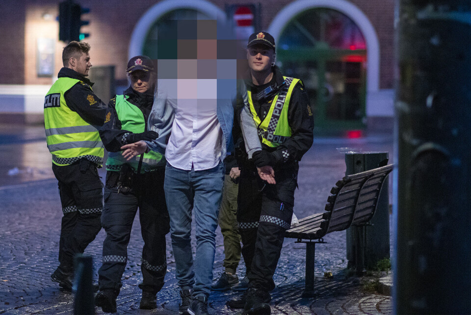 BRÅKMAKER: Var involvert i knuffing med flere andre, og var ikke stort mer samarbeidsvillig overfor politiet. Mannen bak fikk også slå følge til arresten.