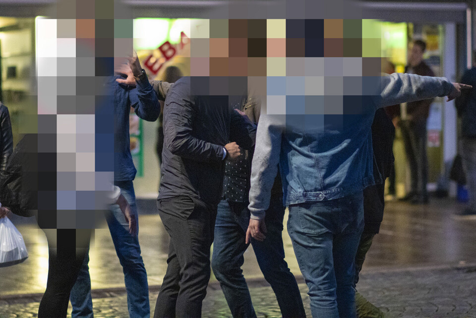 Politets tilstedeværelse hjalp imidlertid ikke nevneverdig på mannens takt og tone, og viste seg å være av det lite samarbeidsvillige slaget etter gjentatte pålegg om å forlate stedet. Politiets bortvisning falt imidlertid for døve ører, hvilket resulterte i at både mannen og en «medsammensvoren» fikk skyss til drukkenskapsarresten.