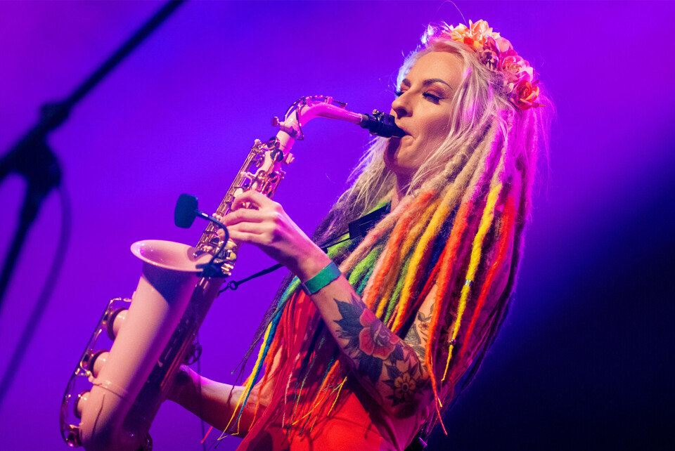 SAXOFON-BEATS: «July Sax» fra Drammen sørget for å få liv på dansegulvet med sine dansbare saxofon-rytmer.