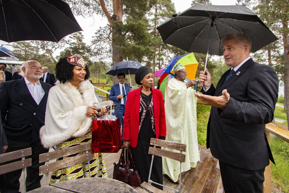IKKE HVERDAGSKOST: Her får selveste dronning Diambi Iambi Fanny Kabatusuila av Kongo en omvisning på Spiralen av vertskap og ordfører Tore Opdal Hansen.