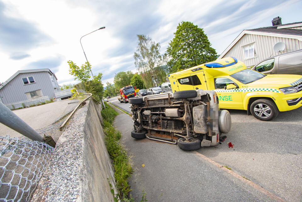 Braste gjennom gjerde og utfor murkant
