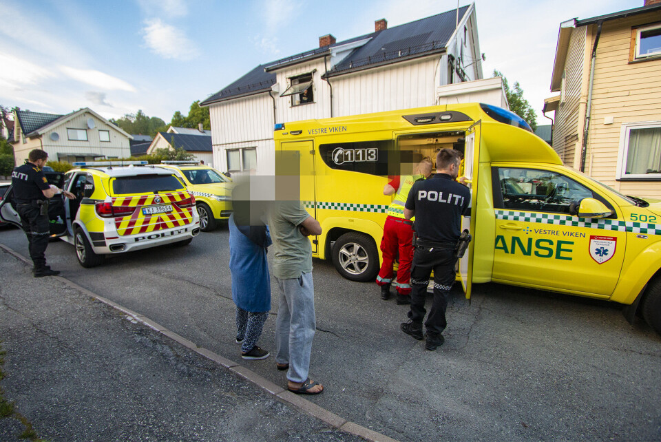 TIL SYKEHUS: Den fornærmede parten fikk et stort kutt i den ene armen, og er her akkurat tatt inn i ambulansen.