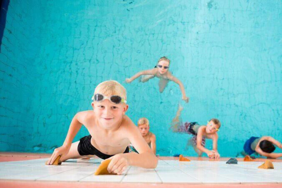 TRYGGE: 4. klasse-barn har blitt trygge og mestrer vann og klatreveggen. (FOTO: DRAMMENSBADET)