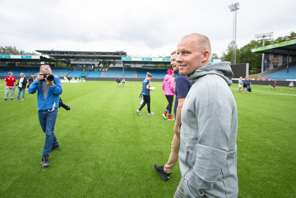 FØRSTE DAG PÅ JOBB: Den nye hovedtreneren fikk etter å ha blitt presentert for spillergruppa og pressen, møte både unge og gamle fans på åpen dag på Marienlyst.