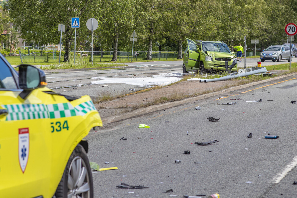 VOLDSOMT SAMMENSTØT: Personbilen ble kastet rundt og endte opp 100 meter unna der selve kollisjonen inntraff.