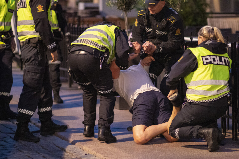 LITE SAMARBEIDSVILLIG: Det er ikke første gangen dette individet blir innbragt av politiet, og mannen skal ha blitt påsatt spyttehette av ren rutine.
