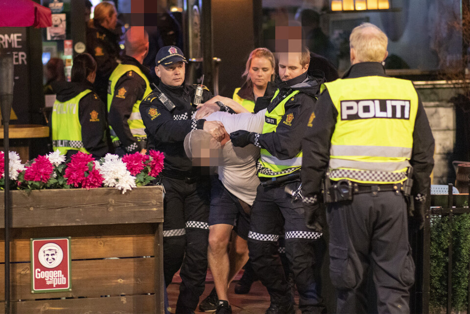 Lovens lange arm var like i nærheten, og var kjappe i avtrekkeren for å få kontroll over situasjonen før det eskalerte ytterligere. Mannen ble lagt i gulvet, påsatt håndjern og spyttehette, før han ble delvis bært ut i en ventende politibil med et par krumspring underveis.