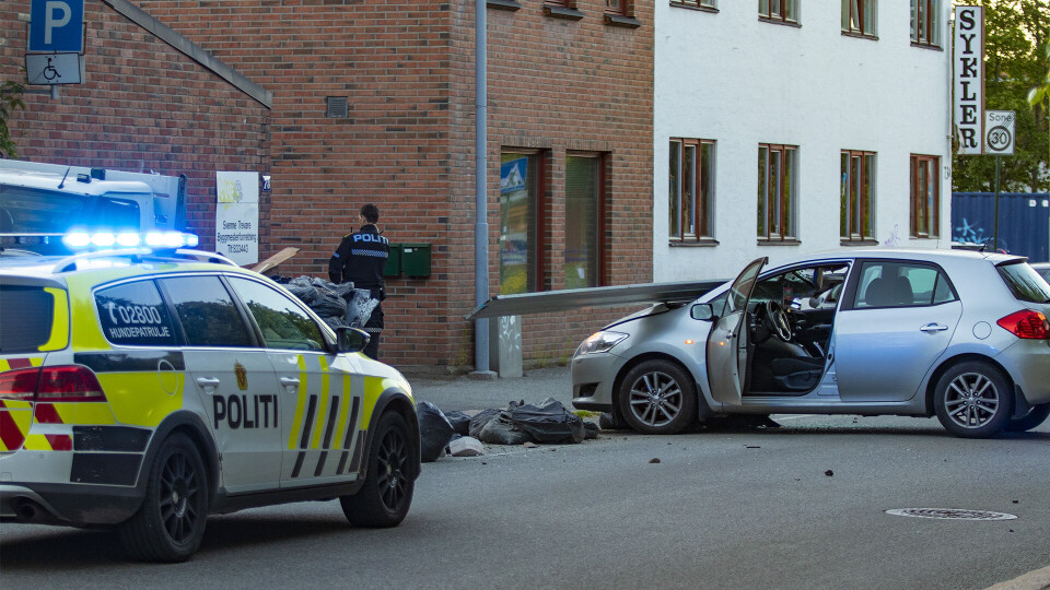 Bilen, en mindre Toyota, var helt smadret i fronten etter sammenstøtet med lastebilen, og hadde i tillegg fått en lang stålplate tvers gjennom frontruta og ut passasjervinduet foran.