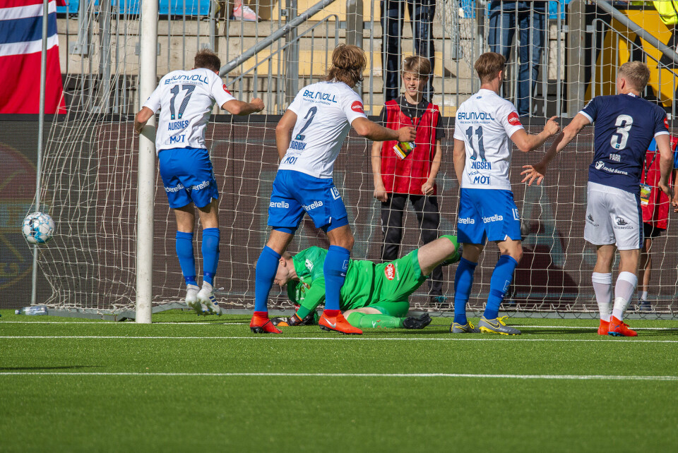 Molde scoret på omtrent de mulighetene det var mulig å kunne score på - enkle mål som både Godset-forsvaret og målvakt må ta mye av skylda for. Samtidig som det bokstavelig talt falt tvers igjennom bakover på banen, var ikke Godset akkurat giftige fremover heller. Avslutninger på mål var nesten fullstendig mangelvare, og selv om Molde på ingen måte kan sies å ha holdt lekestue på Marienlyst, vitnet målprotokollen om noe annet - fire mål på 20 minutter.