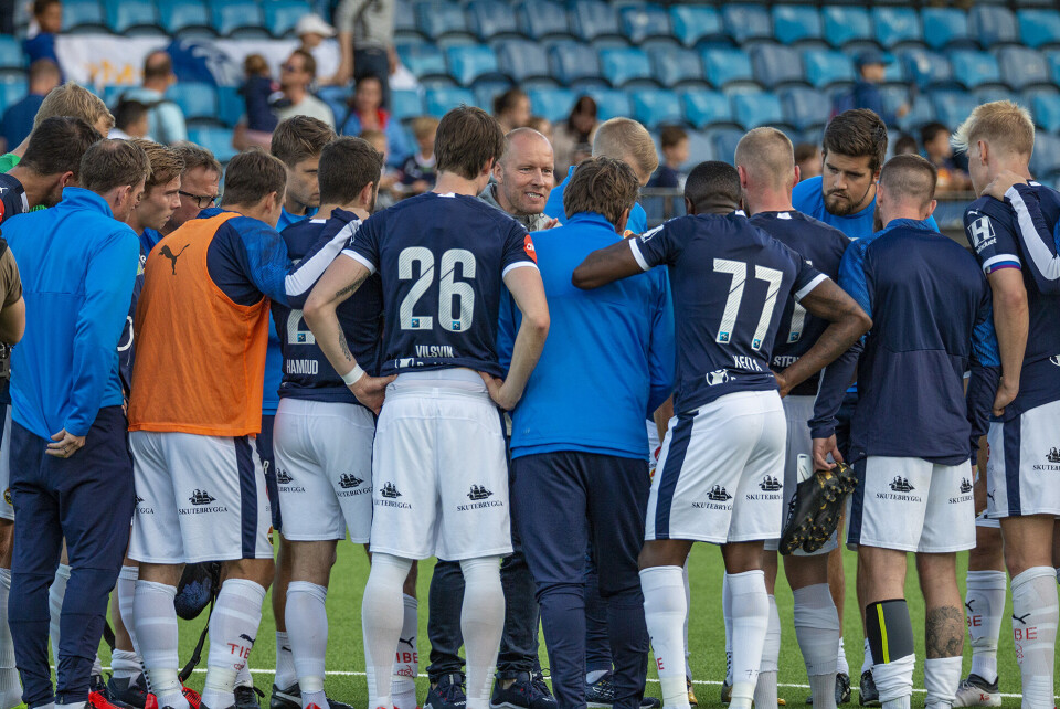 SAMLING PÅ BANEN ETTER KAMP: Også dette har vi sjelden sett på Marienlyst.