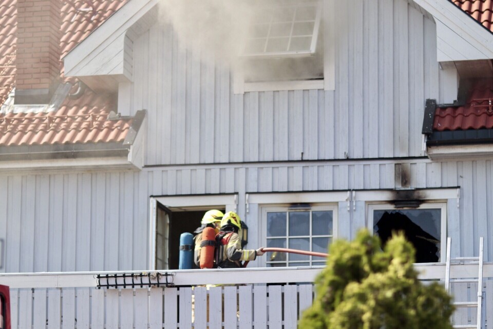 HUSBRANN: Klokken 15.40 er nødetatene i gang med å få kontroll på røykutviklingen i Mårstien i Svelvik.