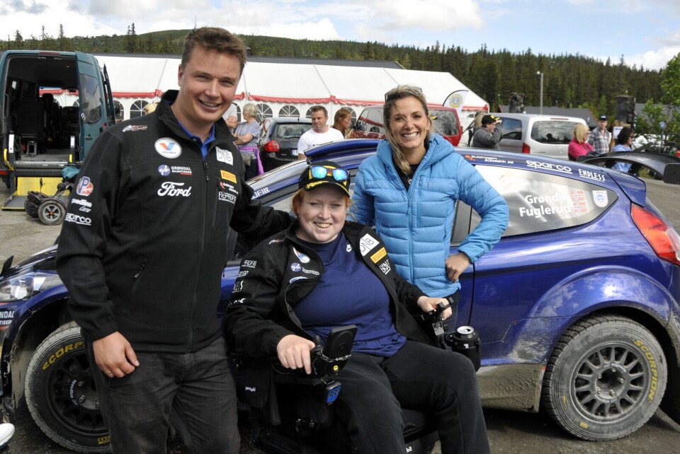 FORNØYD: Cathrine Bergan (i midten) fra Drammen fortalte at hun hadde hatt en drømmedag. Her sammen med Anders Grøndal og Molly Pettit.