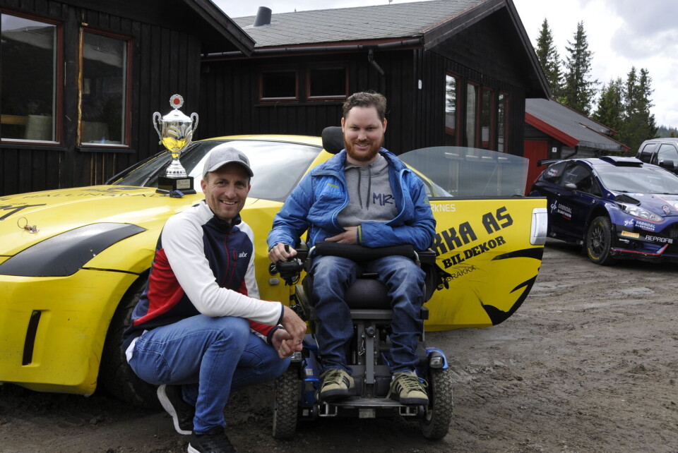 HOLDT ÅPNINGSTALEN: Morten Djupvik (F.V.), fra stiftelsen VI holdt i år åpningstalen. Her sammen med Mats Bjerknes, som hadde med seg sin spesialbygde Nissan 350Z.