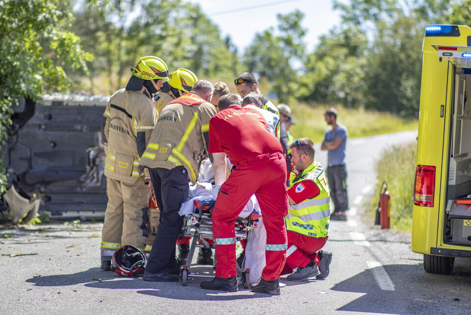 RUNDVELT: Bilen gikk rundt og den kvinnelige føreren krabbet ut og ville forlate stedet, men ble holdt igjen av et vitne.