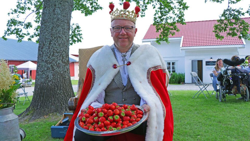 JORDBÆRKONGEN: Simen Myhrene fylte fatene og serverte gledelig de forbipasserende gjestene.