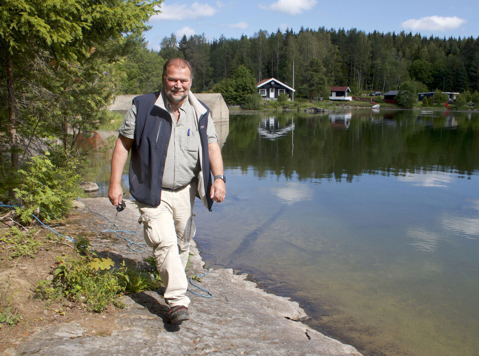 SENKER VANNSTANDEN: - Vi skal legge 1,4 kilometer med vannledning på bunnen av Hagatjern, fra dammen til badestranda. I den forbindelse blir nå vannstanden gradvis senket med to meter, sier prosjektansvarlig i Glitrevannverket, Dag-Runar Hansen.