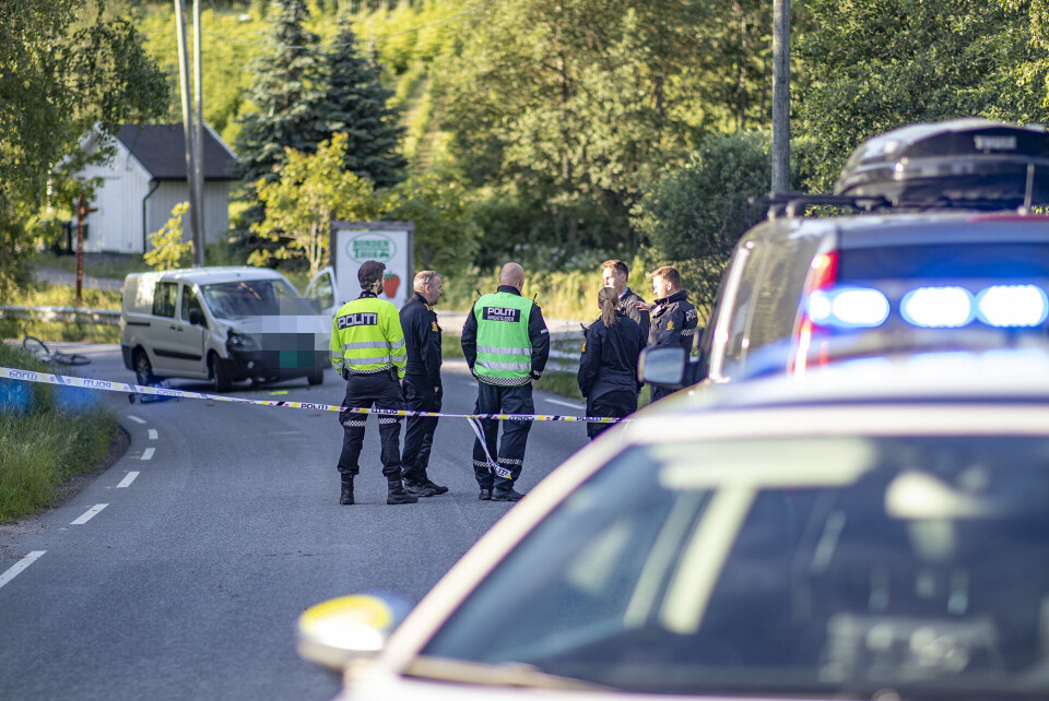SPERRET: Strekningen var sperret en lengre periode da politiets krimteknikere foretok undersøkelser av veien.