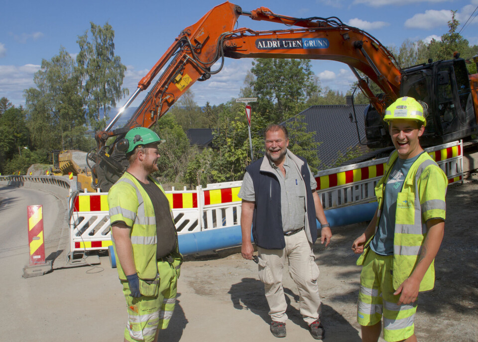 GOD STEMNING: Entreprenørselskapet Kaare Mortensen Buskerud AS er godt i gang med gravearbeidene på strekningen mellom dammen ved Hagatjern og høydebassenget i Åsen. Her er verneombud Micael Torgersen(t.v.) og maskinfører Tobias Østenengen med Glitrevannverkets Dag-Runar Hansen.