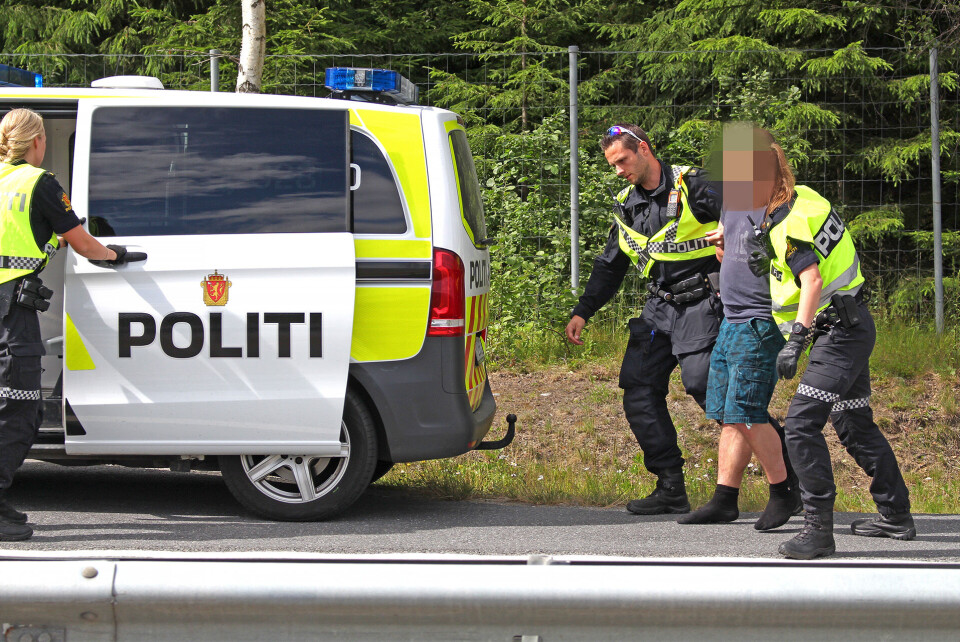 Mannen skal være en kjenning av politiet, og både han og den kvinnelige passasjeren, begge i 30-årene, fremsto som ruset på medikamenter.