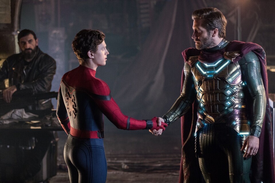 MYSTERIO: Jake Gyllenhaal spiller en mystisk karakter fra et annen dimensjon som jakter på onde krefter
