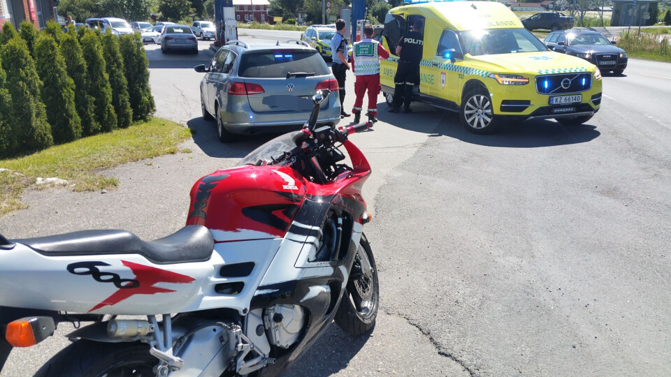 LEGGE SEG NED:En MC måtte legge seg ned da den møtende bilen krysset veien for å svinge seg på bensinstasjonen Hydro Texaco i Hokksund fredag formiddag.