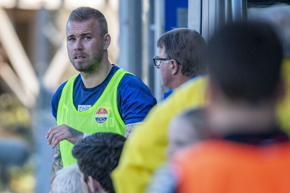 SKADEPLAGET: Marcus Pedersen på sidelinja med klubblege Erik Dag Knudsen, som har fulgt spissens skadesituasjon tett.