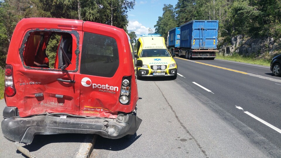 HARD SMELL: Bilen er trolig totalvrak.